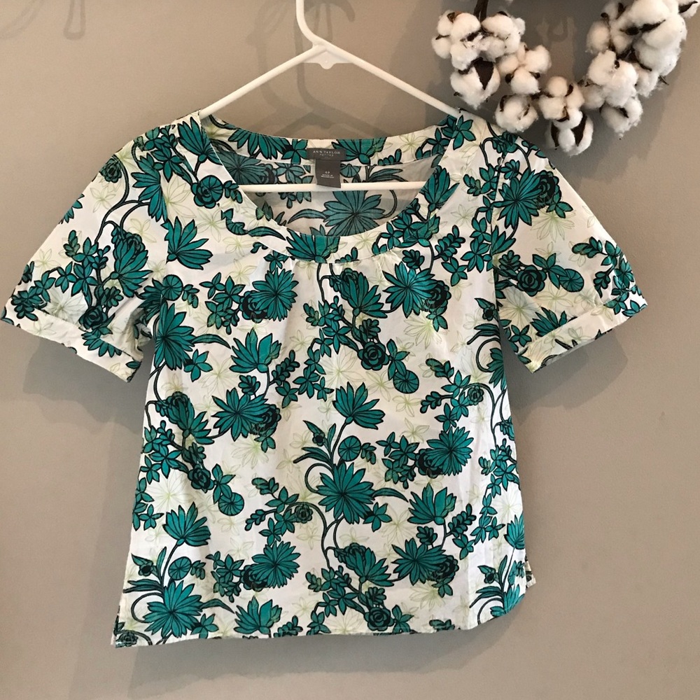 Ann Taylor women’s short sleeve shirt size 4P